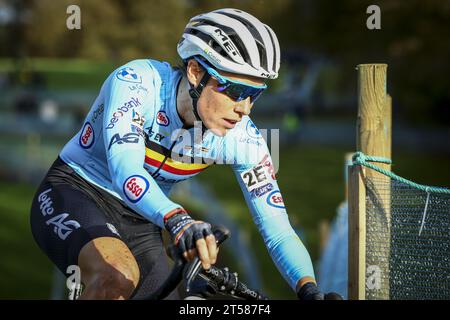 Pontchateau, France. 03 novembre 2023. La Belge Sanne Cant photographiée en action lors du Relais par équipes des Championnats d'Europe de Cyclocross, vendredi 03 novembre 2023, à Pontchateau, France. BELGA PHOTO DAVID PINTENS crédit : Belga News Agency/Alamy Live News Banque D'Images