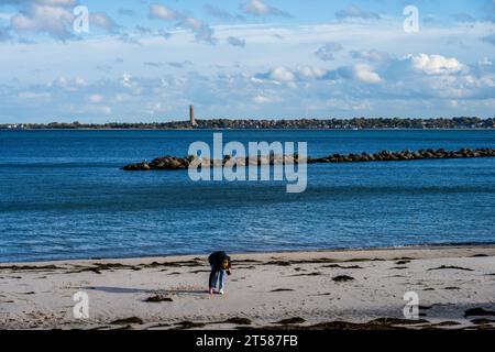 Herbst am Strand von Schilksee mit Blick über die Kiler Förde nach Laboe mit dem Marine Ehrenmal, eine Frau sammelt Strandgut *** automne sur la plage de Schilksee avec une vue sur le fjord de Kiler à Laboe avec le mémorial naval, une femme collectionne la flottille et le jetsam crédit: Imago/Alamy Live News Banque D'Images