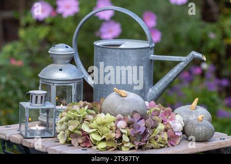 arrangement d'automne avec couronne de fleurs d'hortensia, citrouilles et lanternes vintage Banque D'Images