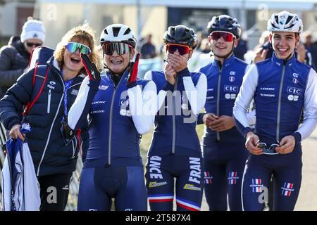 Pontchateau, France. 03 novembre 2023. Les pilotes français célèbrent leur médaille d'or sur le podium des Championnats d'Europe de Cyclocross Relais par équipes, vendredi 03 novembre 2023, à Pontchateau, France. BELGA PHOTO DAVID PINTENS crédit : Belga News Agency/Alamy Live News Banque D'Images