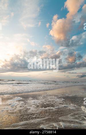 Coucher de soleil à couper le souffle sur les rives de la mer du Nord près de Zandvoort, pays-Bas. Vue abstraite de la surface de la mer et du ciel coloré. Banque D'Images