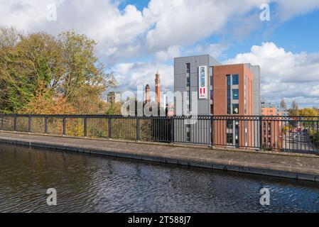 Le canal de Worcester et Birmingham sur un aqueduc près de l'Université de Birmingham en automne Banque D'Images