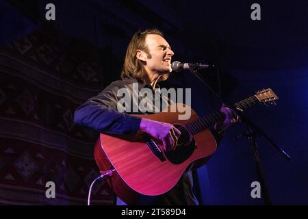 Sam Lewis, musicien basé à Nashville (chanteur et compositeur), se produisant en solo dans la petite ville frontalière galloise de Presteigne, Powys, Royaume-Uni Banque D'Images