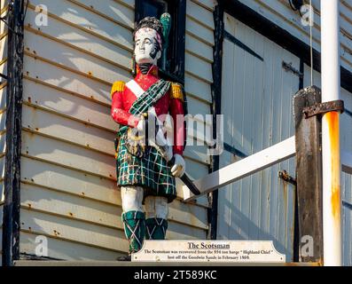 Figure de proue du Scotsman qui est venu du navire Highland Chief qui a fait naufrage sur le Goodwin Sands en 1869 maintenant exposé à Broadstairs, Thanet, Kent, Royaume-Uni Banque D'Images