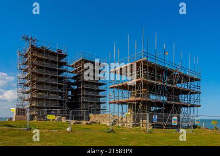 Échafaudage sur les tours Reculver du 12e siècle à Herne Bay sur la côte nord de Kent Angleterre au Royaume-Uni pendant les travaux de restauration en été 2023 Banque D'Images