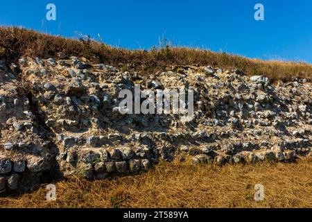 Section des murs de pierre du fort romain de Reculver à Herne Bay, Kent, Angleterre, Royaume-Uni connu à l'époque romaine sous le nom de Regulbium. Banque D'Images