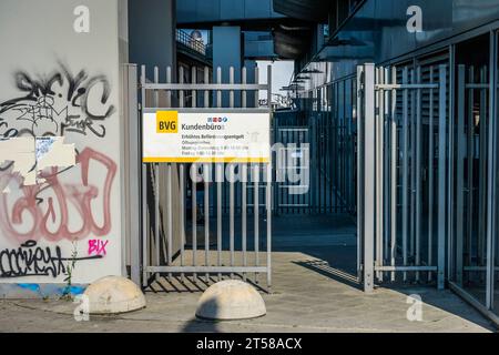 Kundenbüro, Schwarzfahrer, erhöhtes Beförderungsentgeld, BVG Hauptsitz, Holzmarktstraße, Mitte, Berlin, Deutschland *** Légende locale ***, Berlin, Deutschland *** Bureau de la clientèle, Fare dodgers, tarif majoré, siège social de BVG, Holzmarktstraße, Mitte, Berlin, Allemagne Légende locale, Berlin, Allemagne crédit : Imago/Alamy Live News Banque D'Images