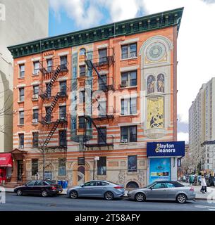 Le célèbre muraliste Richard Haas a embelli la façade graffitée du 455 East 83rd Street – des bonbons pour les yeux auraient été payés par le condo de l'autre côté de la rue. Banque D'Images