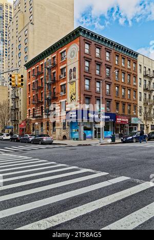 Le célèbre muraliste Richard Haas a embelli la façade graffitée du 455 East 83rd Street – des bonbons pour les yeux auraient été payés par le condo de l'autre côté de la rue. Banque D'Images