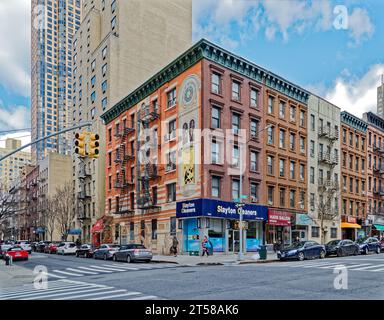 Le célèbre muraliste Richard Haas a embelli la façade graffitée du 455 East 83rd Street – des bonbons pour les yeux auraient été payés par le condo de l'autre côté de la rue. Banque D'Images