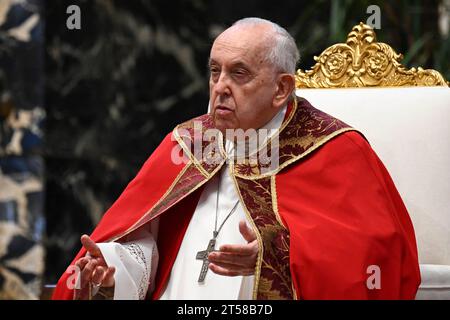 Vatican, Vatican. 03 novembre 2023. Italie, Rome, Vatican, 2023/11/3.le Pape François dirige une messe à la mémoire du souverain Pontife Benoît XVI et des cardinaux et évêques morts au cours de l'année à la basilique Saint-Pierre au Vatican. Photographie par LES MÉDIAS DU VATICAN / presse catholique crédit photo : Agence de photo indépendante / Alamy Live News Banque D'Images