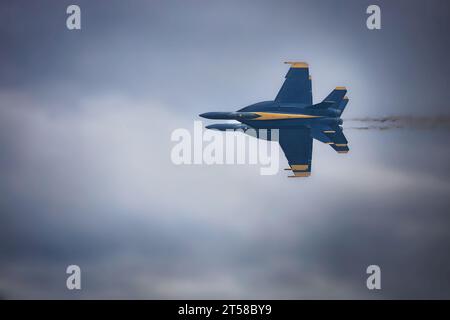 Deux Blue Angels de l'US Navy, côte à côte, à l'America's Airshow 2023 à Miramar, en Californie. Banque D'Images