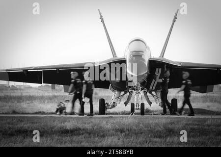 L'équipage des Blue Angels de l'US Navy travaillant sur leurs avions avant le salon aéronautique américain à Miramar, en Californie. Banque D'Images