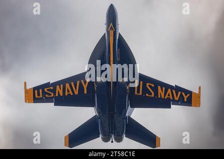 Un Ange bleu de l'US Navy passe au-dessus de l'America's Airshow 2023 à Miramar, en Californie. Banque D'Images