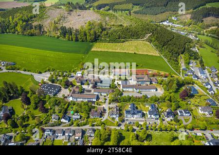 Vue aérienne, Brüder-Grimm-Schule et école secondaire, salle de sport Steltenberg, Eslohe, Sauerland, Rhénanie du Nord-Westphalie, Allemagne Banque D'Images