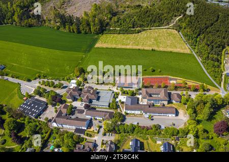 Vue aérienne, Brüder-Grimm-Schule et école secondaire, salle de sport Steltenberg, Eslohe, Sauerland, Rhénanie du Nord-Westphalie, Allemagne Banque D'Images