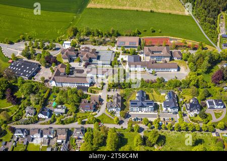 Vue aérienne, Brüder-Grimm-Schule et école secondaire, salle de sport Steltenberg, Eslohe, Sauerland, Rhénanie du Nord-Westphalie, Allemagne Banque D'Images