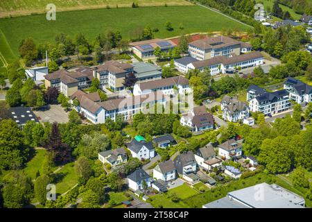 Vue aérienne, Brüder-Grimm-Schule et école secondaire, salle de sport Steltenberg, Eslohe, Sauerland, Rhénanie du Nord-Westphalie, Allemagne Banque D'Images