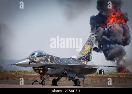 Derrière un F-16 Falcon de l'équipe de démonstration Viper est une explosion de la Marine Air Ground Task Force (MAGTF) au salon aéronautique américain 2023 à Miramar, Calif Banque D'Images