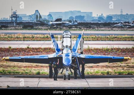 L'équipage au sol des Blue Angels de l'US Navy effectue sa routine matinale avant le spectacle aérien américain à Miramar, en Californie. Banque D'Images