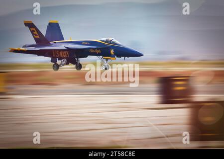Le Lieutenant Commandant Amanda Lee atterrit à l'America's Airshow 2023 à Miramar, en Californie. Banque D'Images