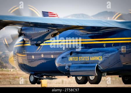 FAT Albert, l'avion de soutien de l'Ange bleu de l'US Navy, prend le taxi alors qu'il arborait le drapeau américain après sa performance au salon aéronautique américain 2023 à Miramar Banque D'Images
