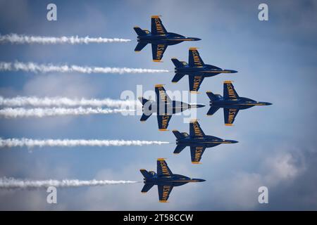 Les Blue Angels de l'US Navy volant au salon aéronautique américain 2023 à Miramar, en Californie. Banque D'Images
