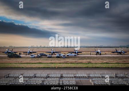 L'équipage des Blue Angels de l'US Navy travaille dur avant que la foule n'arrive à l'Airsho 2023 de l'Amérique à Miramar, en Californie. Banque D'Images