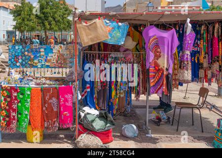 Mindelo, Sao Vicente Island, Cap Vert - 07 octobre 2023 : souvenirs et fermeture de boutique au marché de Mindelo, Sao Vicente, Cap Vert Banque D'Images