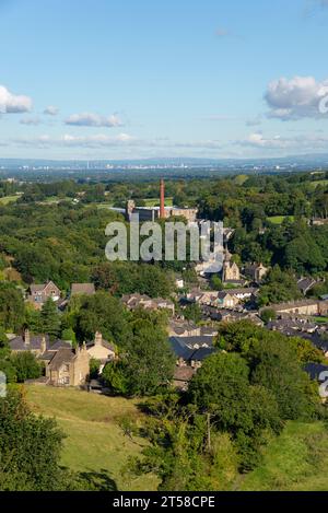 Clarence Mill à Bollington près de Macclesfield, Cheshire, Angleterre. La ville de Manchester au loin. Banque D'Images