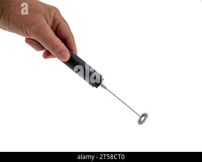 Appareil automatique de fabrication de mousse de lait. Mousseur à lait en acier inoxydable sur fond blanc. Banque D'Images