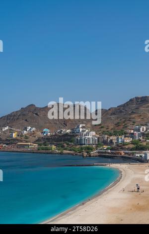 Vue aérienne de la plage turquoise de Laginha dans la ville de Mindelo dans l'île de Sao Vicente au Cap-Vert, verticale Banque D'Images