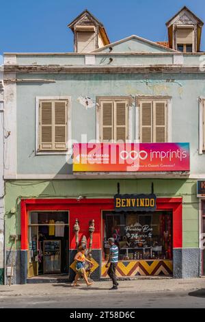 Mindelo, Sao Vicente Island, Cap Vert - 07 octobre 2023 : scène de rue avec des gens devant un magasin à Mindelo, Cap Vert Banque D'Images
