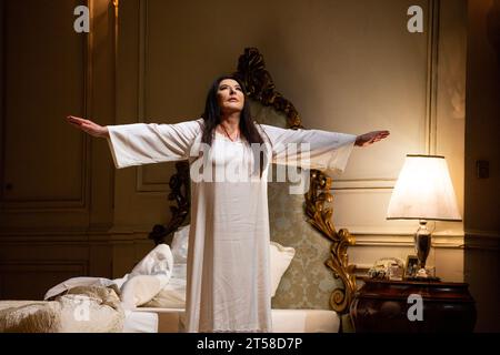 Marina Abramovic (dans le rôle de Maria Callas dans son appartement parisien) en 7 DÉCÈS DE MARIA CALLAS à l'English National Opera (ENO), London Coliseum, Londres WC2 03/11/2023 avec la musique de Marko Nikodijevic livret : Petter Skavlan & Marina Abramovic chef d'orchestre : Yoel Gamzou design : Marina Abramovic & Anna Schoetl costumes: Riccardo Tisci pour Burberry Lighting : Urs Schoenebaum réalisateur : Nabil Elderkin Visual Intermezzos : Marco Brambilla metteur en scène : Marina Abramovic Banque D'Images