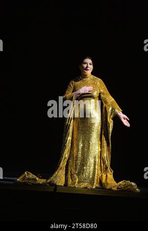 Marina Abramovic (comme Maria Callas) en 7 DÉCÈS DE MARIA CALLAS à l'English National Opera (ENO), London Coliseum, Londres WC2 03/11/2023 avec musique de Marko Nikodijevic livret : Petter Skavlan & Marina Abramovic chef d'orchestre : Yoel Gamzou design : Marina Abramovic & Anna Schoetl costumes : Riccardo Tisci pour Burberry éclairage: Urs Schoenebaum réalisateur : Nabil Elderkin intermezzos visuels : Marco Brambilla metteur en scène : Marina Abramovic Banque D'Images