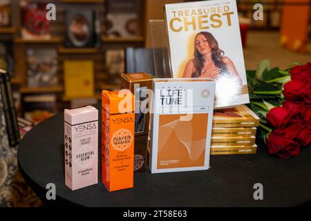 Los Angeles, États-Unis. 02 novembre 2023. Produit du sponsor lors de la signature du livre « Treasured Chest » d'Andi Lew et lancement médiatique à Barnes and Noble at the Grove, Los Angeles, CA 2 novembre 2023 crédit : Eugene Powers/Alamy Live News Banque D'Images