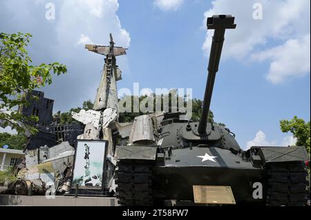 Vietnam, Hanoi, Musée militaire VIETNAM, Hanoi, Musée militaire, matériel militaire et débris de guerre de la guerre coloniale française de 1946-1954 et de la guerre américano-américaine au Vietnam de 1955 1975, char de combat américain M-48 Patton et épave du Grumman F6F Hellcat un avion de chasse américain utilisé par l'armée coloniale française, abattu au combat à Dien bien Phu 1954 *** VIETNAM, Hanoi, Militär Museum, Ausstellung mit Waffen zum Krieg der Amerikaner in Viêt Nam, US Panzer M-48, und ein Wrack des F6F Hellcat Jagdflugzeug, abgeschossen von den vietnamesischen Truppen in der Schlacht von Dien bien Phu 1954 Banque D'Images