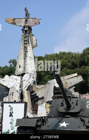 Vietnam, Hanoi, Musée militaire VIETNAM, Hanoi, Musée militaire, matériel militaire et débris de guerre de la guerre coloniale française de 1946-1954 et de la guerre américano-américaine au Vietnam de 1955 1975, char de combat américain M-48 Patton et épave du Grumman F6F Hellcat un avion de chasse américain utilisé par l'armée coloniale française, abattu au combat à Dien bien Phu 1954 *** VIETNAM, Hanoi, Militär Museum, Ausstellung mit Waffen zum Krieg der Amerikaner in Viêt Nam, US Panzer M-48, und ein Wrack des F6F Hellcat Jagdflugzeug, abgeschossen von den vietnamesischen Truppen in der Schlacht von Dien bien Phu 1954 Banque D'Images