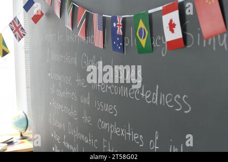 Gros plan de tableau noir avec des drapeaux de différents pays dans la salle de classe à l'école Banque D'Images