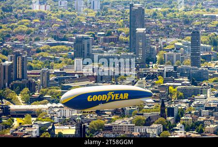 Vue aérienne, vol touristique Zeppelin NT au-dessus d'Essen, Skyline of Essen, RWE-Tower, Ostviertel, Essen, Ruhr area, Rhénanie du Nord-Westphalie, Allemagne, fo Banque D'Images