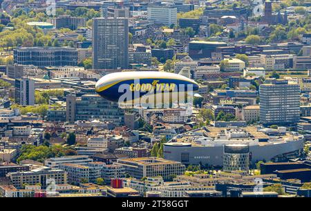 Vue aérienne, vol touristique Zeppelin NT au-dessus d'Essen, Skyline of Essen, RWE-Tower, Ostviertel, Essen, Ruhr area, Rhénanie du Nord-Westphalie, Allemagne, fo Banque D'Images