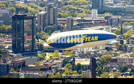 Vue aérienne, vol touristique Zeppelin NT au-dessus d'Essen, Skyline d'Essen, tour de la mairie de la ville d'Essen, quartier est, Essen, région de la Ruhr, NOR Banque D'Images
