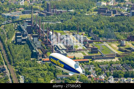 Vue aérienne, vol touristique Zeppelin NT au-dessus d'Essen, cokerie Zollverein, site du patrimoine culturel mondial, Stoppenberg, Essen, région de la Ruhr, Nord RH Banque D'Images