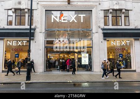 Londres, Angleterre. Next vêtements Superstore sur Oxford Street dans le centre de Londres, Angleterre le 2 novembre 2023. Crédit : SMP News / Alamy Live News Banque D'Images