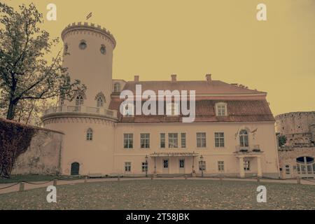 Cesis Lettonie - 20 octobre 2023 : rue avec maisons résidentielles dans la vieille ville de Cesis, Lettonie Banque D'Images