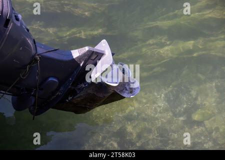 Bateau avec moteur hors-bord à Saint-Raphaël sur la Côte d'Azur, Côte d'Azur Banque D'Images