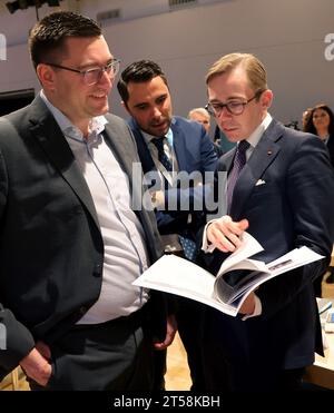 03 novembre 2023, Mecklembourg-Poméranie occidentale, Rostock : Robert Liskow (CDU) (gauche-droite), président de la CDU Mecklembourg-Poméranie occidentale, Daniel Peters (CDU), secrétaire général de la CDU, et Philipp Amthor (CDU), membre du Bundestag, s'expriment avant le début de la réunion des représentants de la CDU. Suite à l'élection du candidat principal pour les élections européennes du 03.11.2023, la CDU nationale poursuivra sa réunion de deux jours le 04.11.2023. Le programme pour les élections locales, dans lequel la CDU veut défendre son rôle de force la plus forte dans les parlements locaux à l'échelle nationale, sera discu Banque D'Images