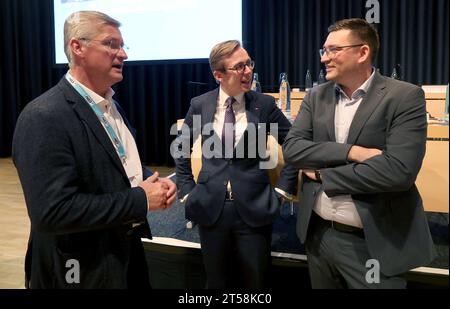 03 novembre 2023, Mecklembourg-Poméranie occidentale, Rostock : Wolfgang Waldmüller (CDU) (de gauche à droite), député de l'État, Philipp Amthor (CDU), député du Bundestag, et Robert Liskow (CDU), président de la CDU Mecklembourg-Poméranie occidentale, s'expriment avant le début de la réunion des représentants de l'État de la CDU. Suite à l'élection du candidat principal pour les élections européennes du 03.11.2023, la CDU nationale poursuivra sa réunion de deux jours le 04.11.2023. Le programme pour les élections locales, dans lequel la CDU veut défendre son rôle de force la plus forte dans les parlements locaux à travers l'État, le fera Banque D'Images