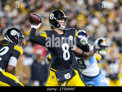 Hookstown, Pennsylvanie, États-Unis. 2 novembre 2023. KENNY PICKETT (8), le quarterback des Steelers de Pittsburgh, cherche à lancer le ballon sur le terrain lors du match de football de la NFL entre les Steelers de Pittsburgh et les Titans du Tennessee au stade accrisure de Pittsburgh, en Pennsylvanie. (Image de crédit : © Brent Gudenschwager/ZUMA Press Wire) USAGE ÉDITORIAL SEULEMENT! Non destiné à UN USAGE commercial ! Banque D'Images