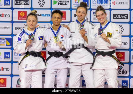 Montpellier, France. 03 novembre 2023. La française Amandine Buchard pose avec sa médaille d'or chez les femmes de moins de 52 kg lors des Championnats d'Europe de judo 2023 au Sud de France Arena de Montpellier, dans le sud de la France, le 3 novembre 2023. Photo d'Arnaud Bertrand/ABACAPRESS.COM crédit : Abaca Press/Alamy Live News Banque D'Images